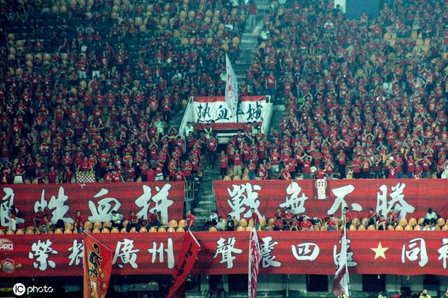 其中知名的包括——香克利雕像：1997年，嘉士伯委托并捐赠了汤姆-墨菲雕刻的比尔-香克利雕像。